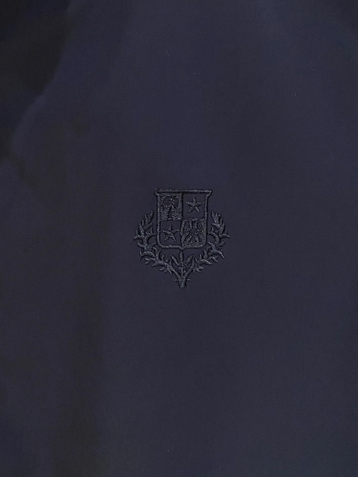 Loro Piana Reversible Stand-up Collar Vest Fabric: The front is made of high-elastic anti-wrinkle functional windproof fabric, which is smooth and waterproof, waterproof and stain-resistant, not easy to wrinkle, light and crisp; the back is made of worsted wool knitted fabric, which is soft to the touch and skin-friendly, breathable and constant temperature, one pair of fabrics, taking into account outdoor practicality and home leisure comfort, it is an old-money classic Italian commuter fabric. Design highlights: Double-wear dual-style design, the functional side is smart and business-like, and the knitted side is soft and elegant, allowing you to switch between two atmospheres when wearing one set; The brand logo is embroidered with the same color on the left chest, which is low-key and subtle, unobtrusive and highlights the texture; Brown trim strips are spliced ​​on the side of the pocket, with metal snaps, and the light luxury details are full; The collar is closed with contrasting brown and yellow striped ribs, and the hem has drawstring adjustments on both sides to tighten the fit. Version and structure: Improved high stand-up collar tailoring, fits the neck without getting stuck, and modifies the shoulder and neck lines; Slightly loose straight cut, accommodates all body shapes, can be worn with shirts, polo, and thin knitted fabrics without restraint; Symmetrical welt pockets with metal snap buckles for stable storage of items and preventing them from slipping. Style positioning: Light business commuting, Premium casual, outdoor travel wear, minimalist, low-key and noble, Versatile is a must-have item for mature men. Color: Black, Navy Blue (the reverse side is Gray knitted surface) Sizes: M-4XL